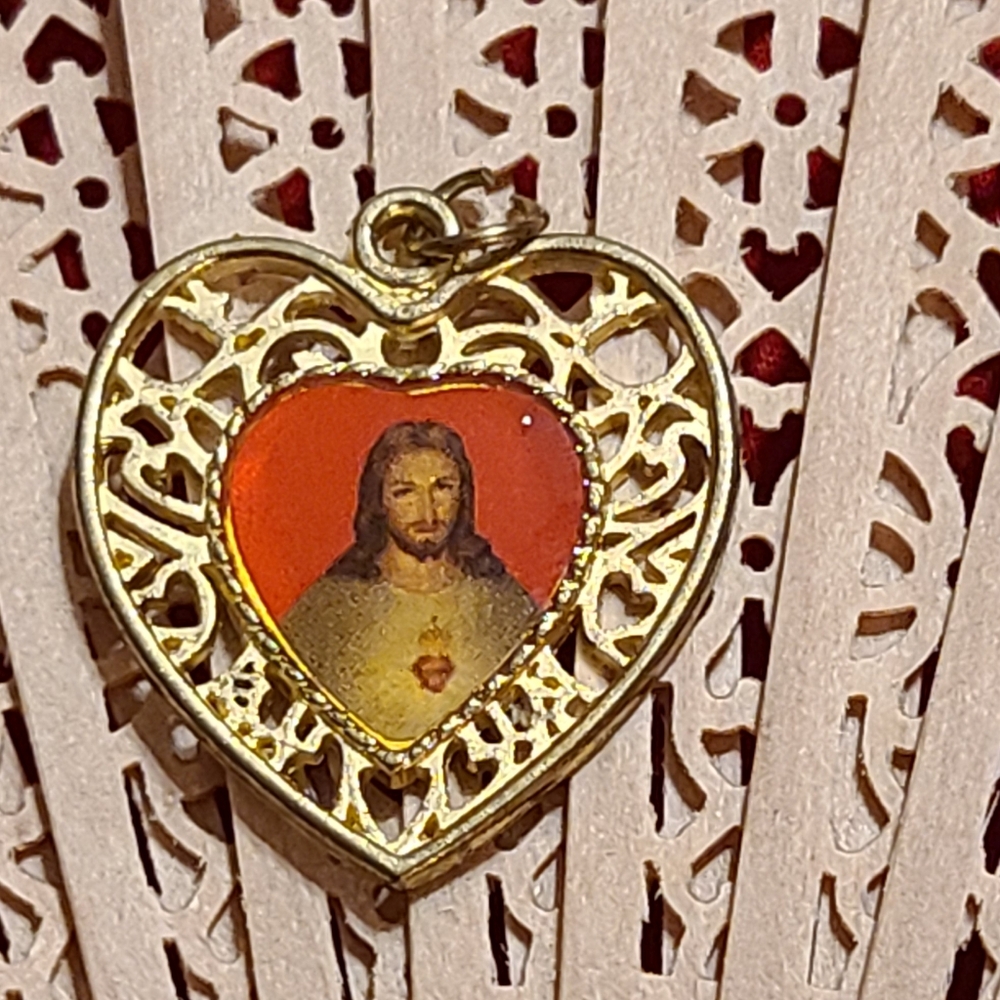 Heart-Shaped Gold Religious Pendant - Picture 2 of 7
